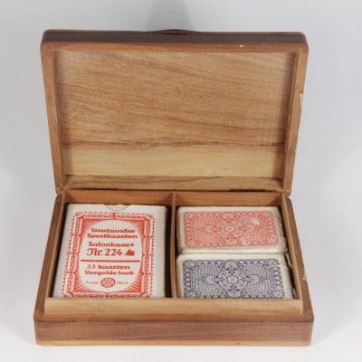 Notenhouten doos met speelkaarten circa 1960